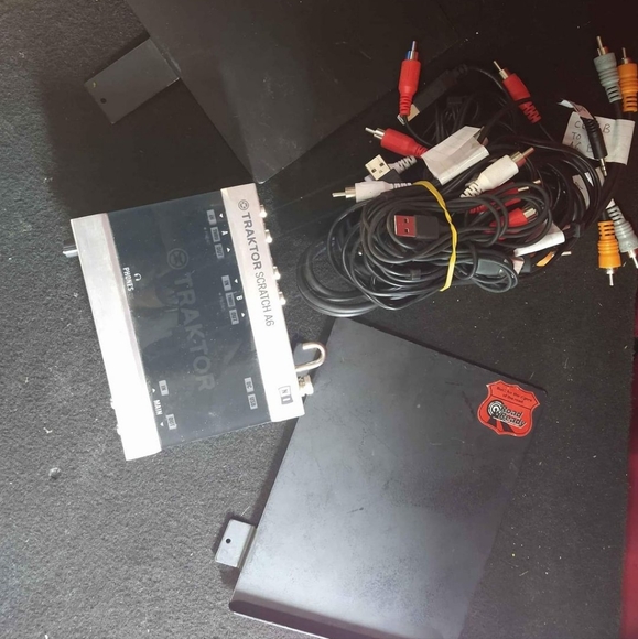 Pioneer DJM-400 2, ch mixer w/ CDJ-800 pair, Traktor A6 in an Odyssey coffin - Picture 8 of 9